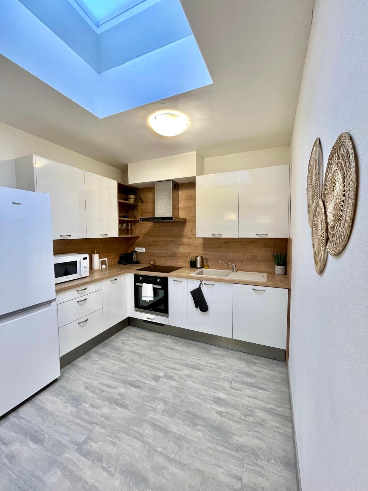 The Elite Suite Downtown 2- Bedroom Apt Ac & Garage Parking Bratislava Exterior photo