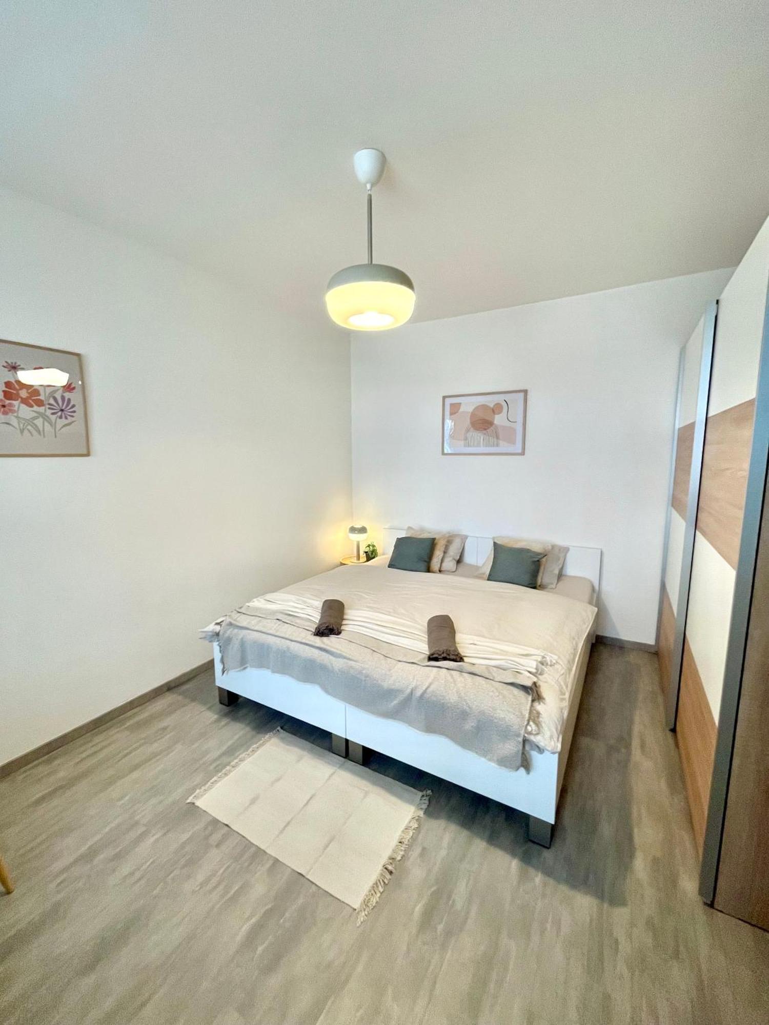 The Elite Suite Downtown 2- Bedroom Apt Ac & Garage Parking Bratislava Exterior photo