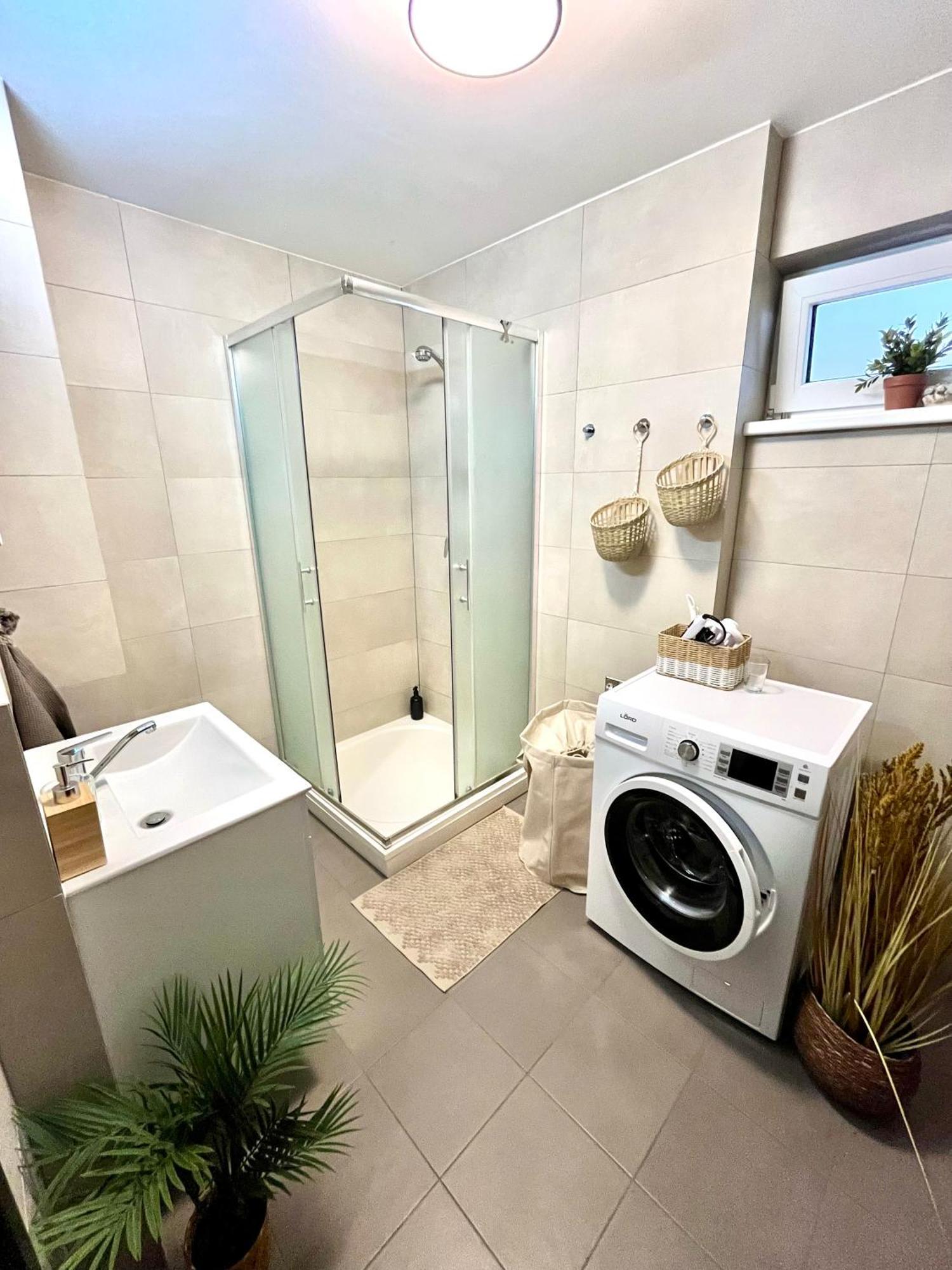 The Elite Suite Downtown 2- Bedroom Apt Ac & Garage Parking Bratislava Exterior photo