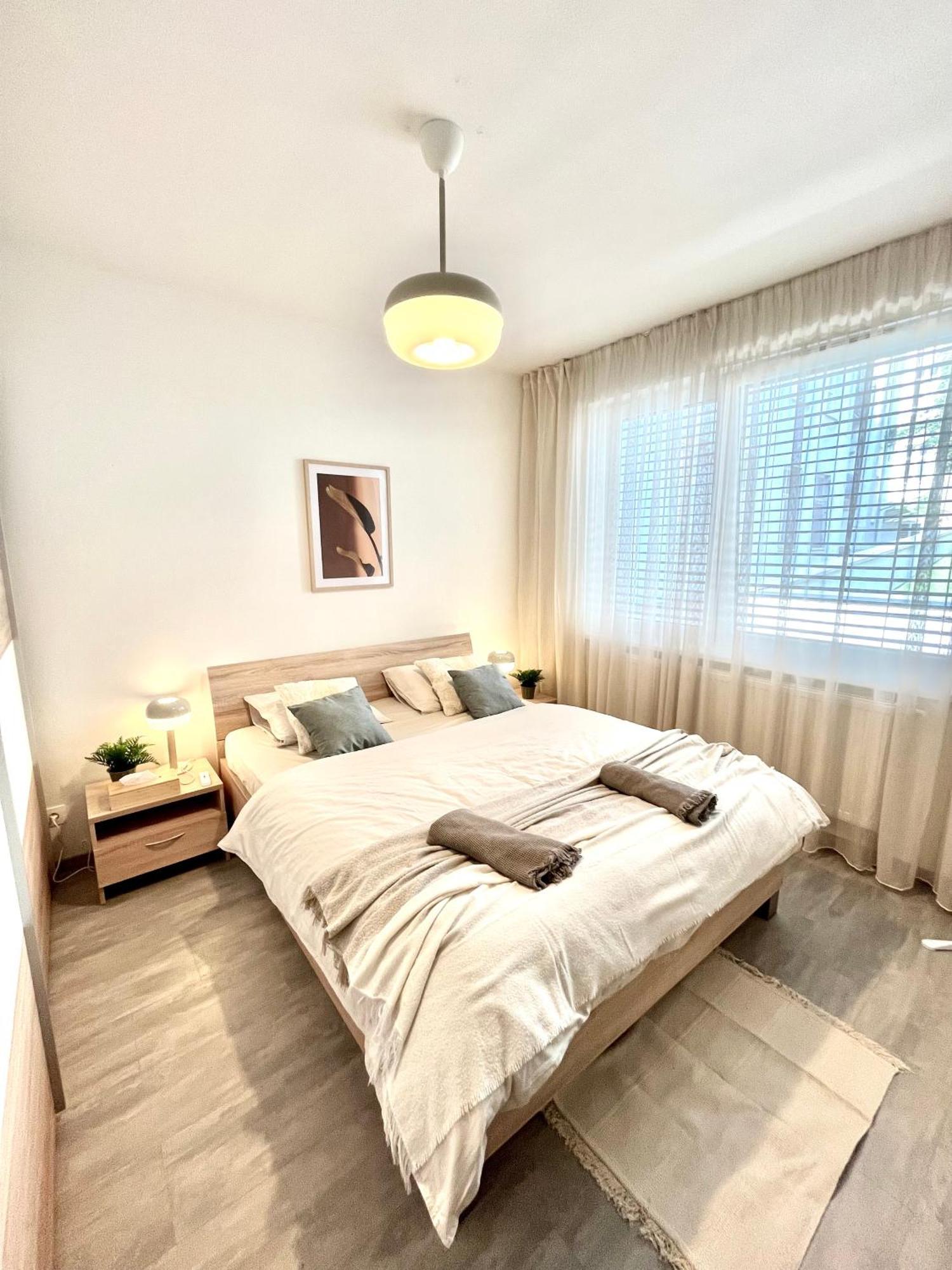 The Elite Suite Downtown 2- Bedroom Apt Ac & Garage Parking Bratislava Exterior photo