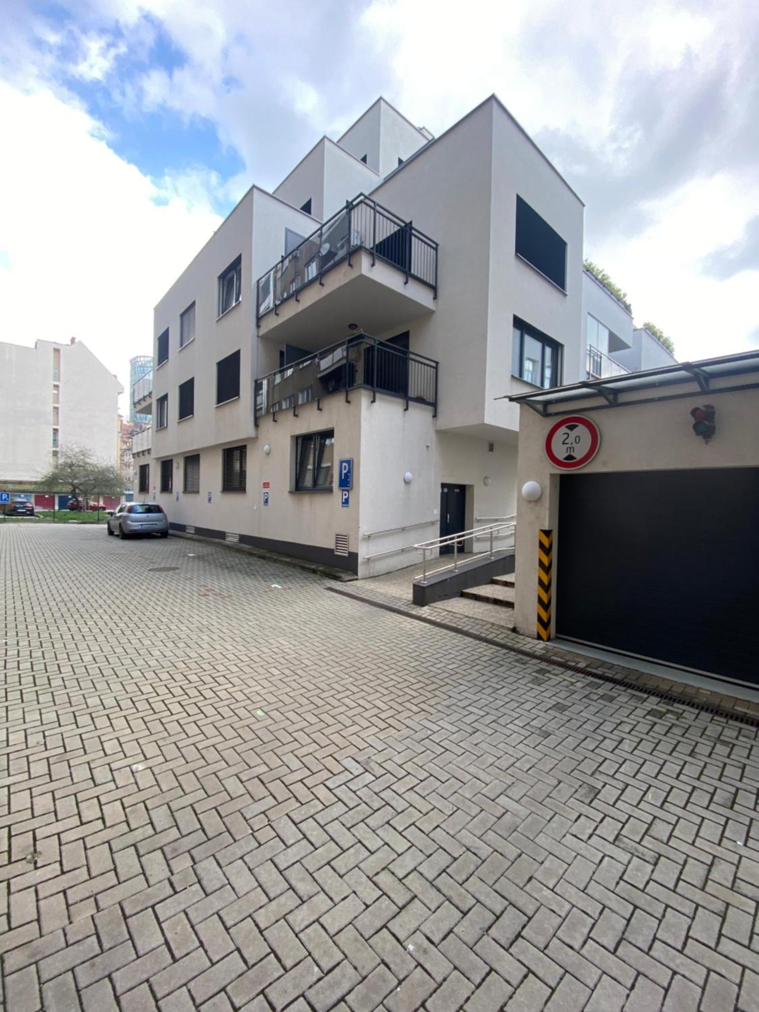 The Elite Suite Downtown 2- Bedroom Apt Ac & Garage Parking Bratislava Exterior photo